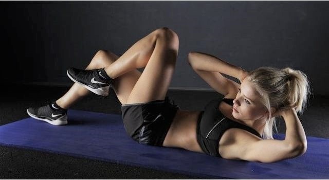 woman doing crunches